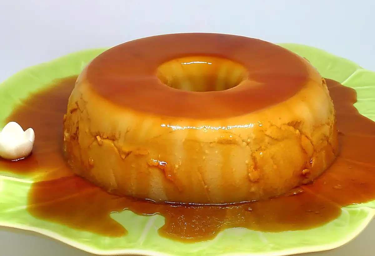 Um pudim de ovos caseiro em um prato pronto para ser servido,