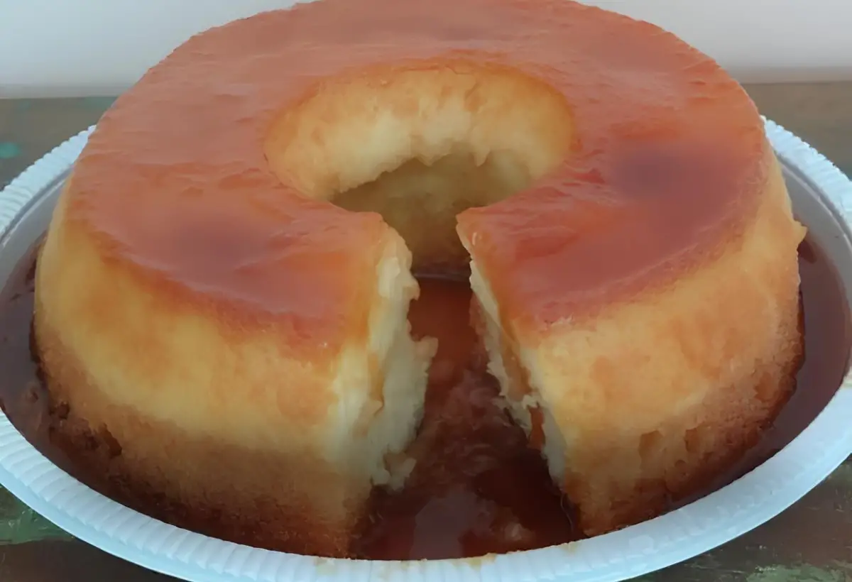 Um prato com bolo pudim de leite condensado.