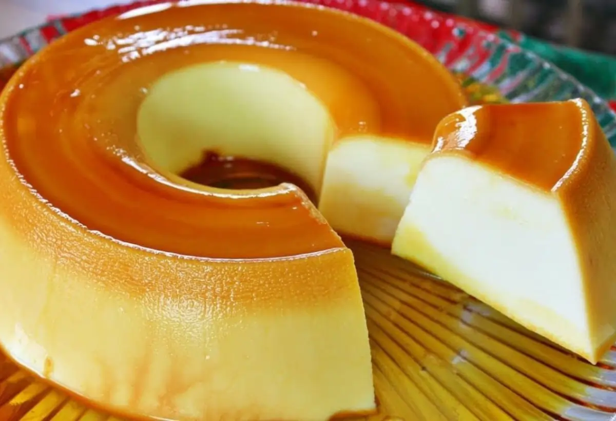 Um prato com um pudim de gelatina.