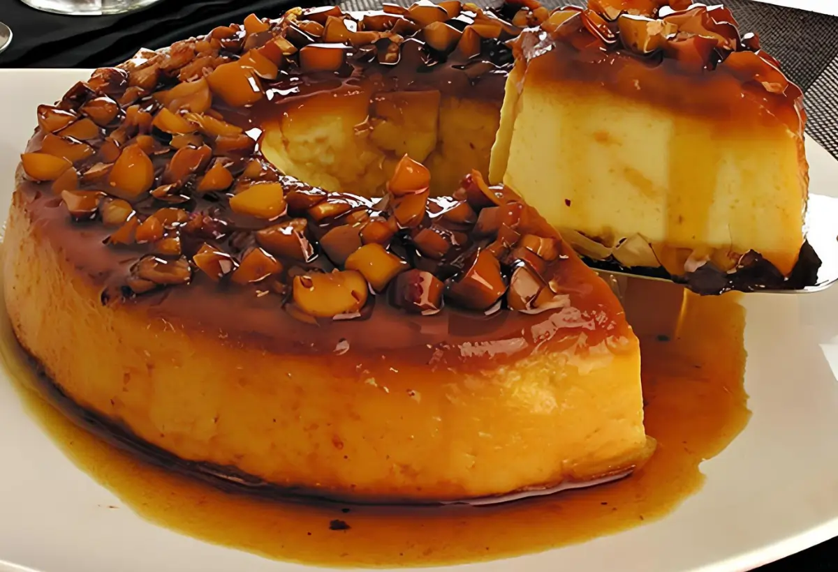 Um prato com um pudim de castanhas.