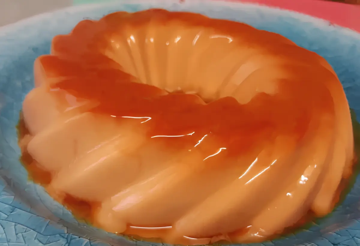 Um Pudim Flan em um prato.