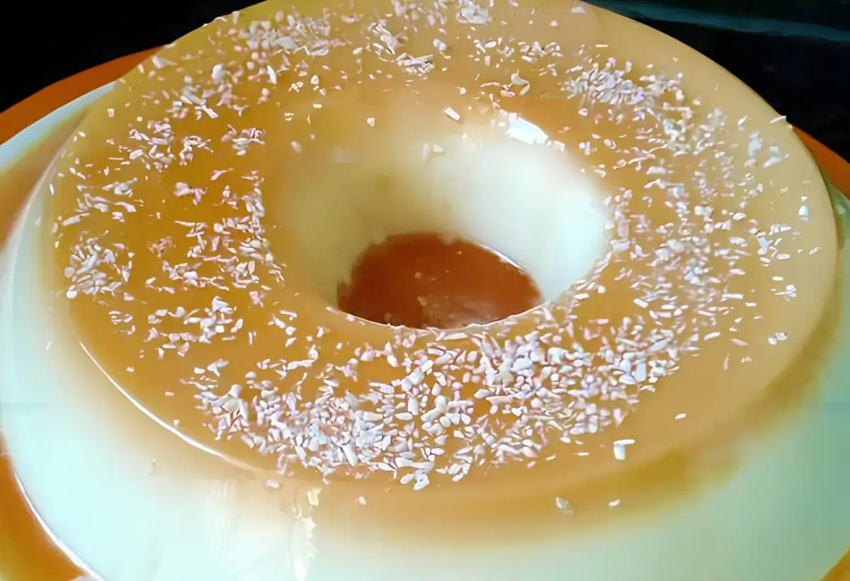 Uma travessa com um pudim de leite condensado e coco