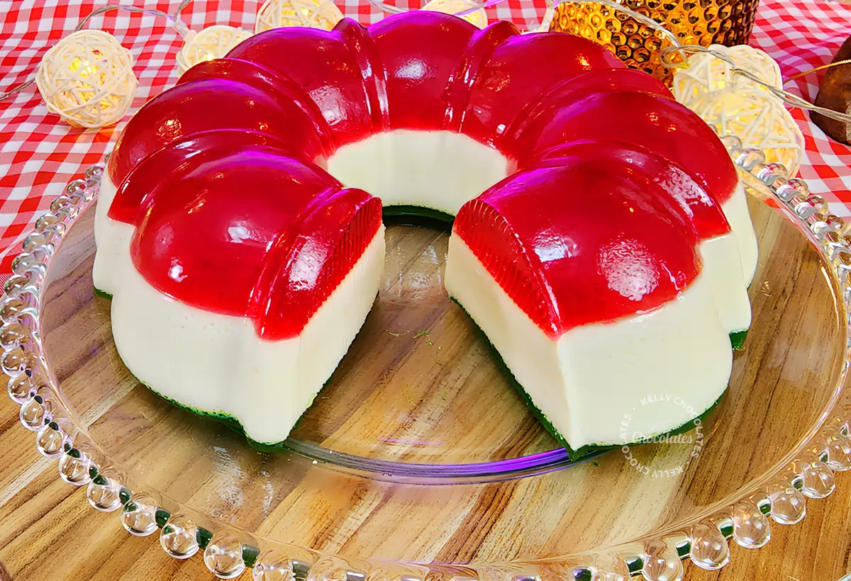 Um pudim de gelatina com leite condensado em uma mesa decorada.