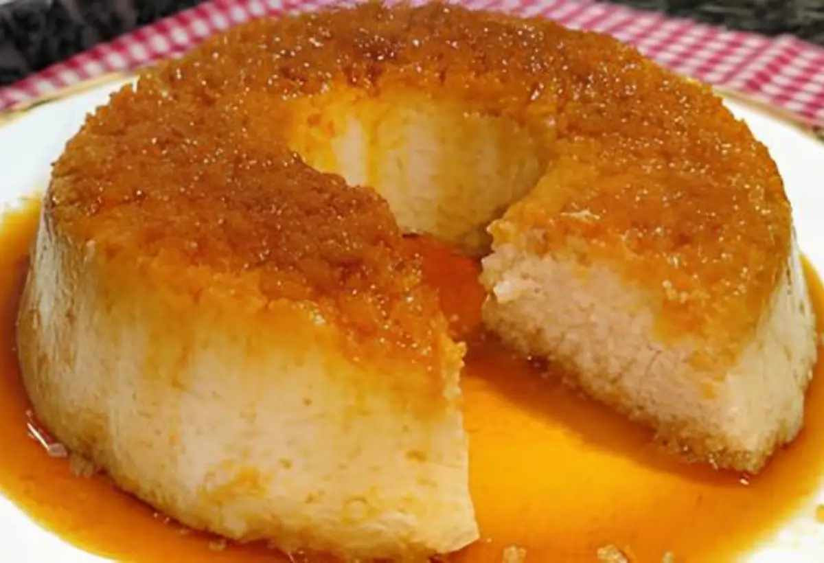 Um Bolo Pudim de Arroz Doce.