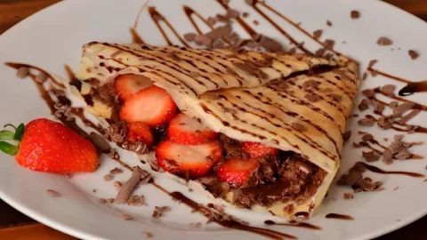 Um prato com Rap10: Wrap de Banana, Morango e Chocolate.