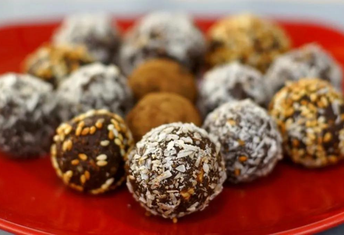 Receita Fit de Docinhos de Tâmara com Castanhas e Cacau