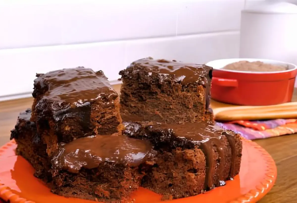 Um prato com pedaços de bolo de chocolate molhadinho.