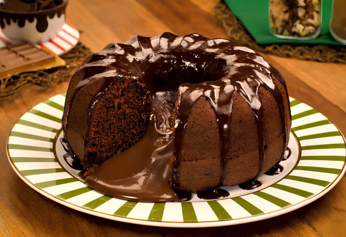 Um prato decorado com um bolo vulcão de chocolate.