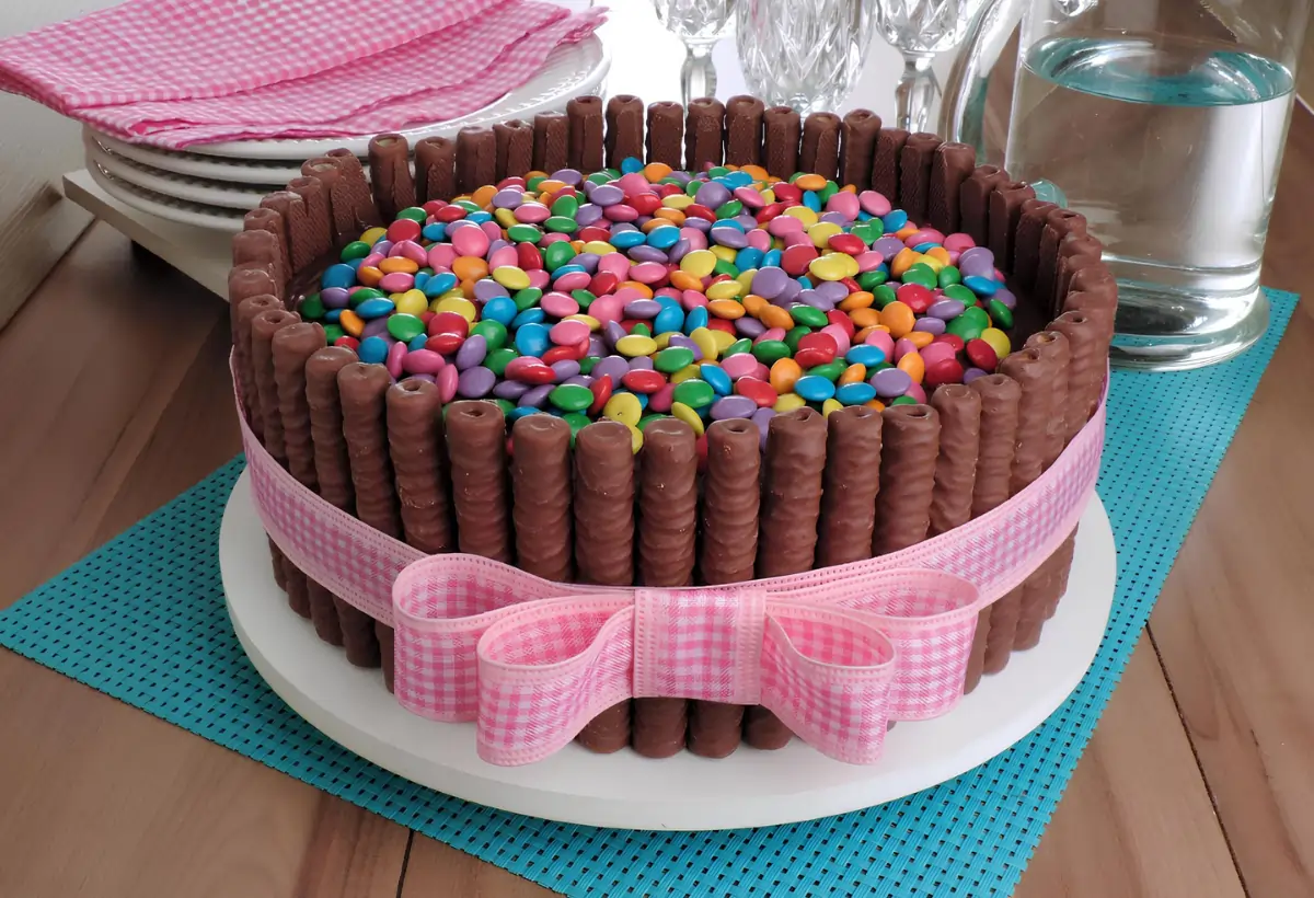 Receita de Bolo de Chocolate Confeitado