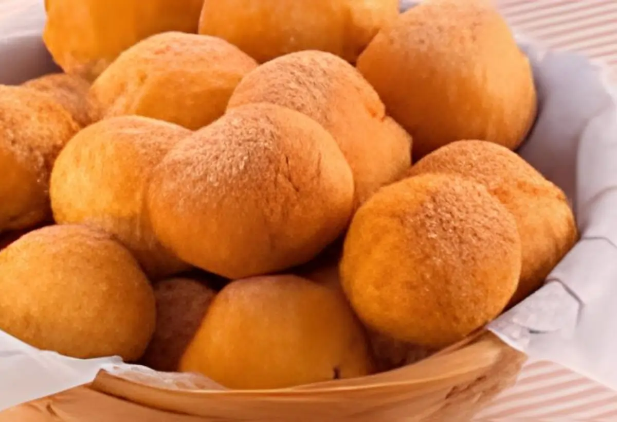 Um cestinho com bolinhos de chuva de fubá