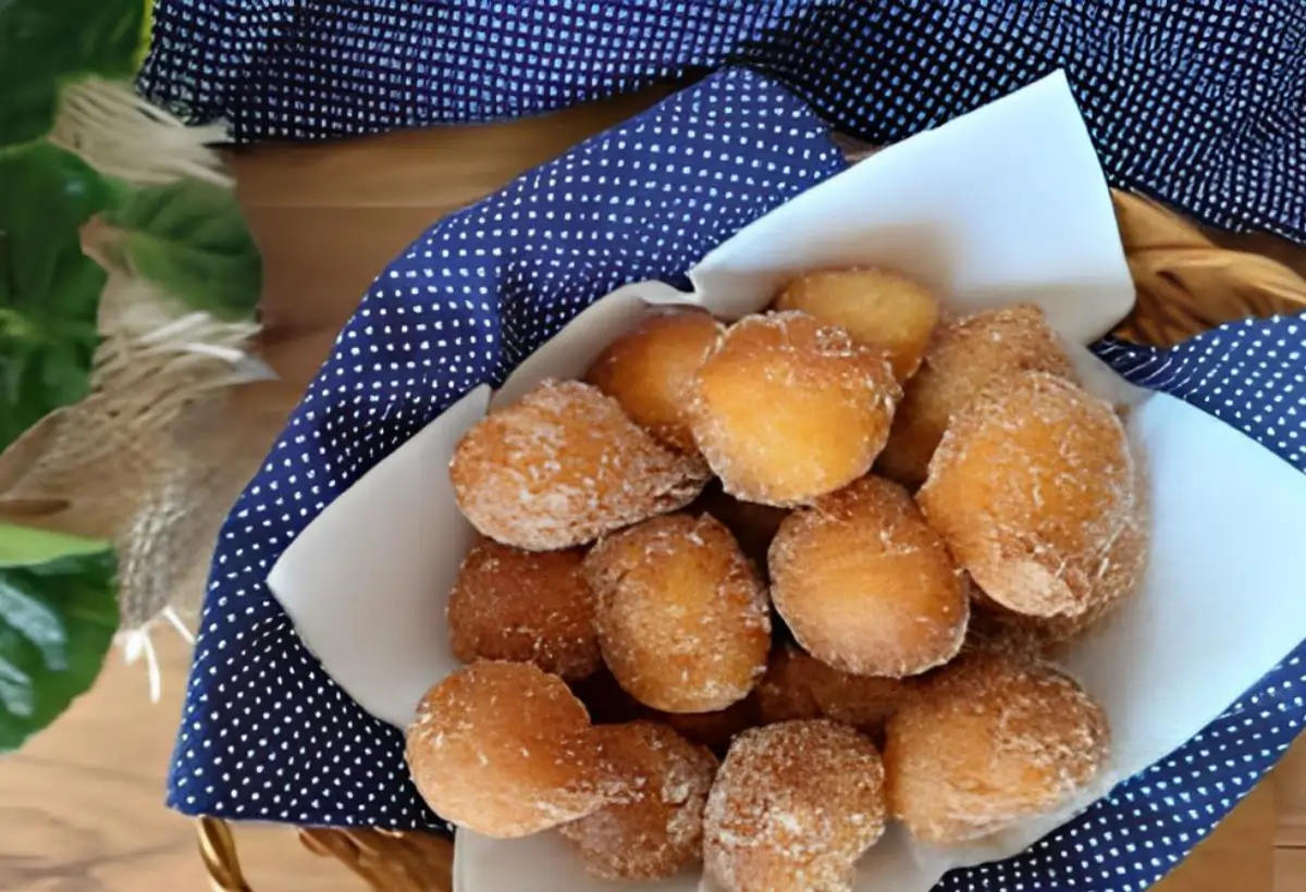 Um prato com bolinhos de chuva com leite condensado