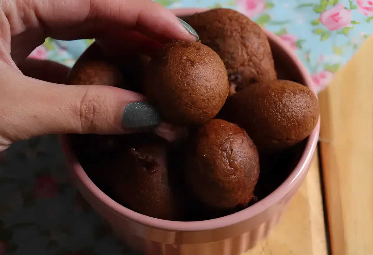 Uma tigela com bolinhos de chuva de chocolate