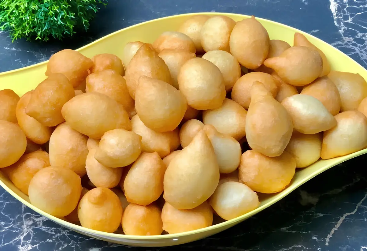 Uma vasilha com bolinhos de chuva salgados.