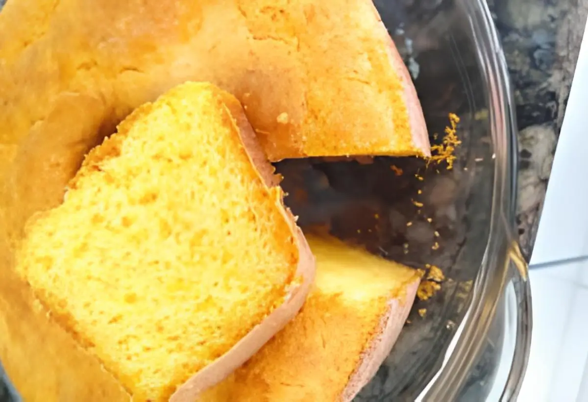 um prato com bolo de fubá de canjica.