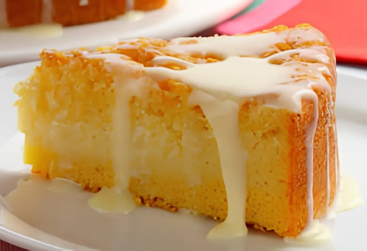 Uma fatia de bolo de fubá com leite condensado.