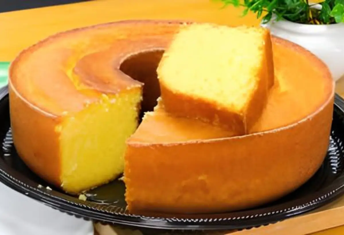 Um bolo de fubá com leite em pó.