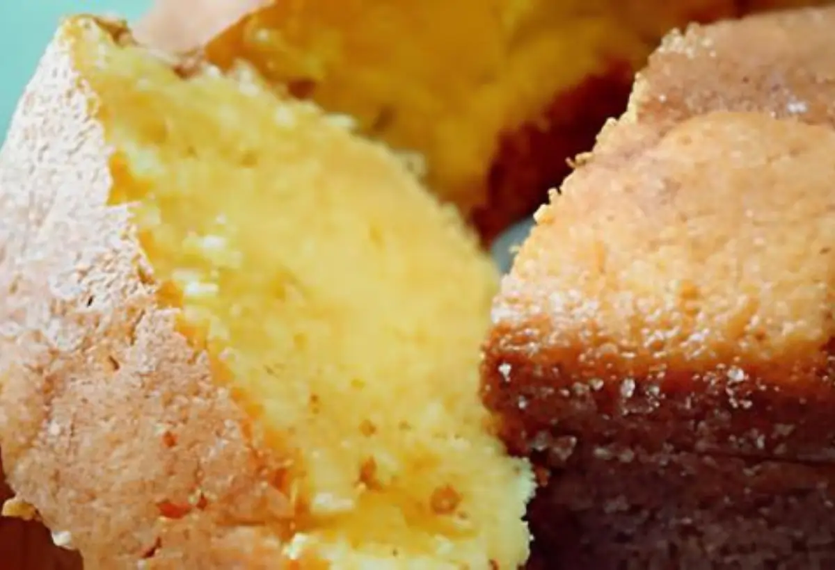 Pedaços de bolo de fubá com nata.