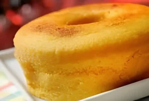 um prato com bolo de fubá diet.