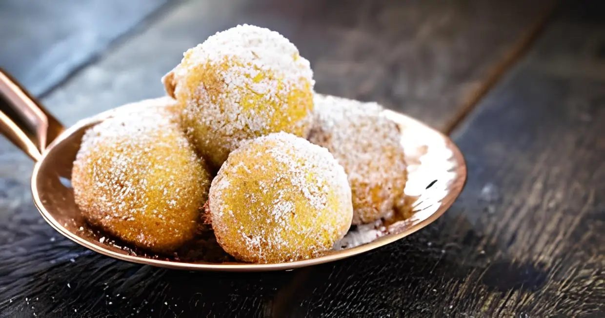 um prato com bolinho de chuva de farinha de milho.