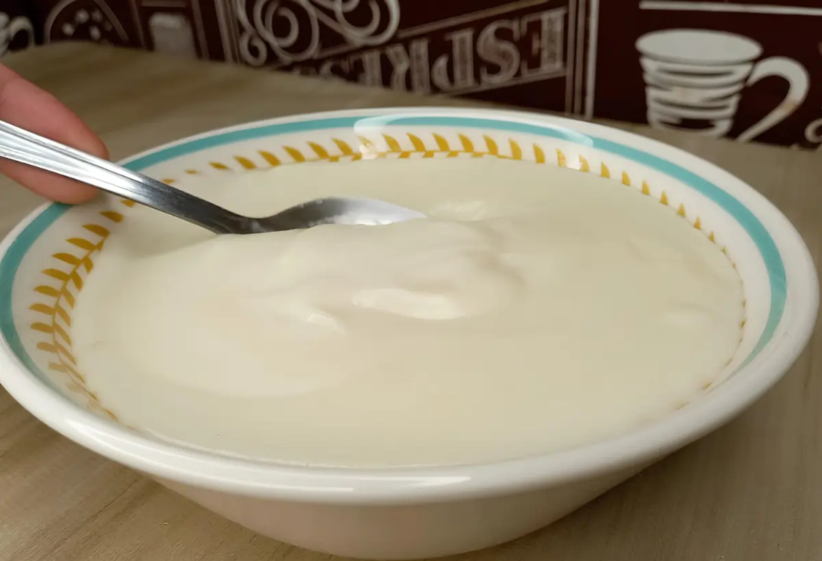 Um prato com mingau de trigo.