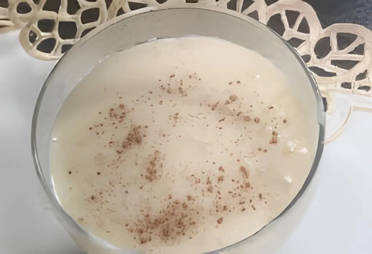 um recipiente com mingau de sagu