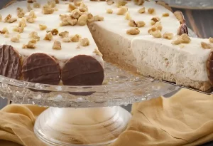 Uma torta de nozes pronta para ser servida.