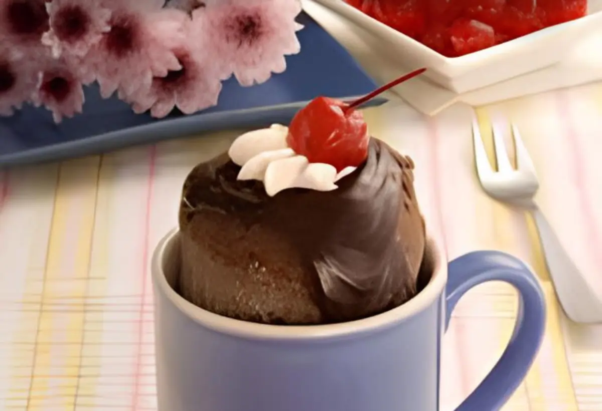 Bolo de Caneca de Floresta com Cereja