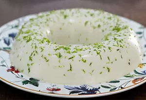 Um prato com flan de limão.