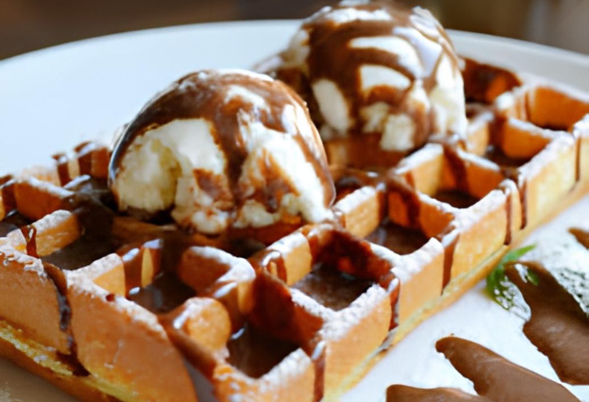 Waffle com Sorvete de Baunilha e Calda de Chocolate