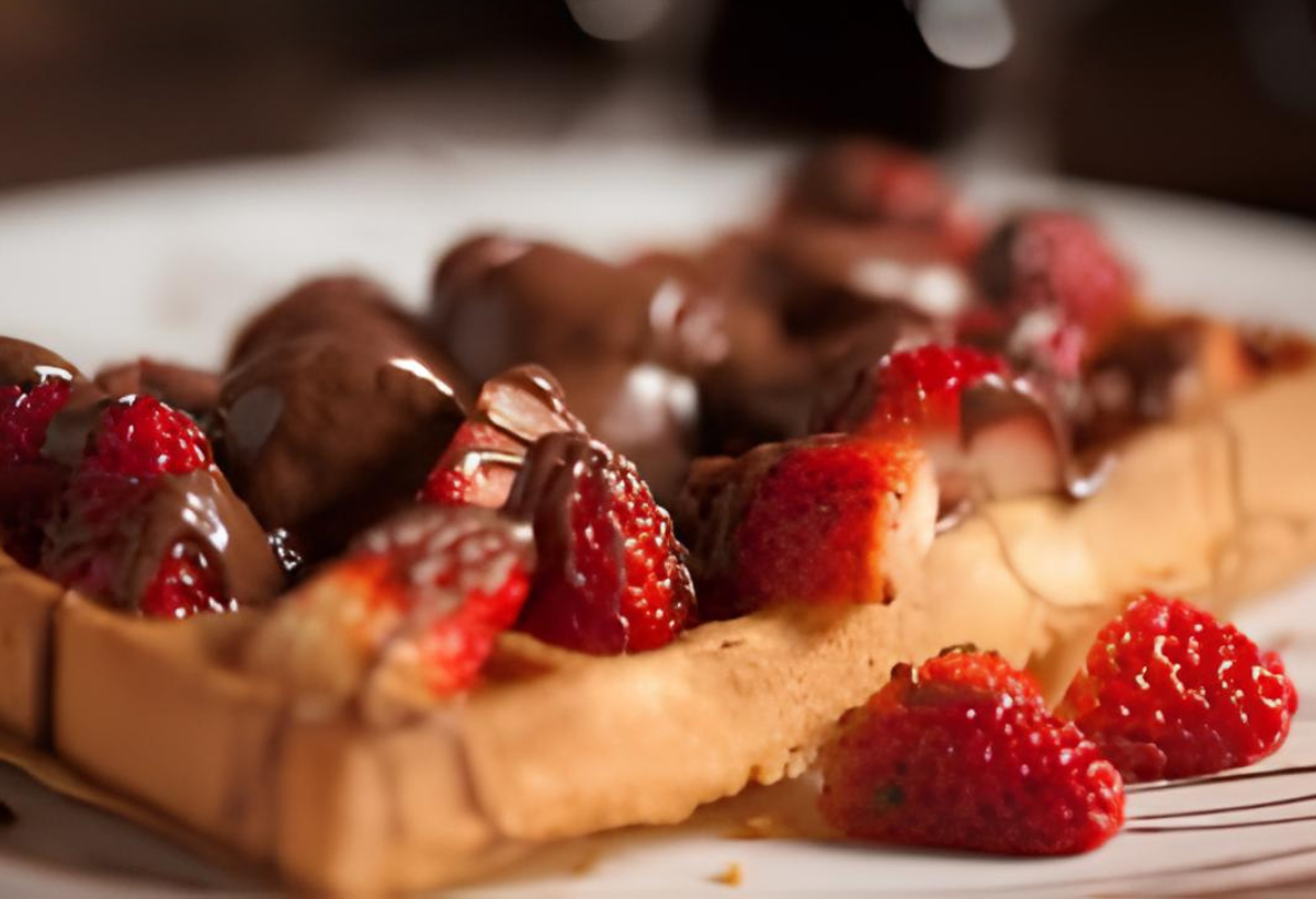 Waffle de Chocolate com Morango