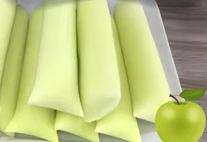 Um prato com geladinhos de maçã verde.