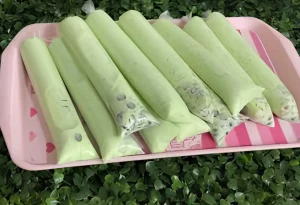 Geladinhos de menta em uma travessa pronto para serem servidos.