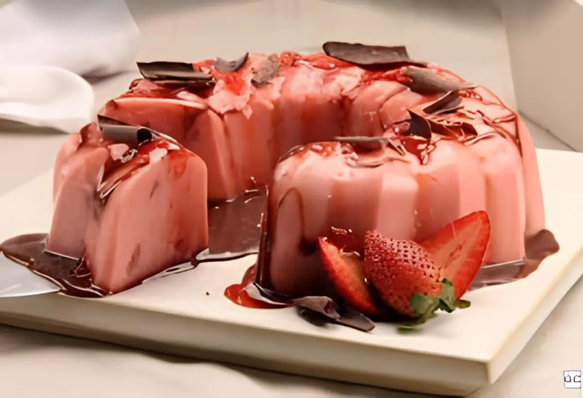 Receita de Manjar de Morango com Calda de Chocolate