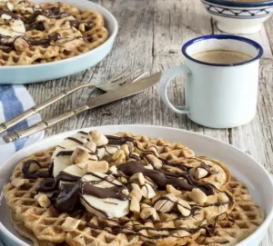 Um prato com waffle de manteiga de amendoim.