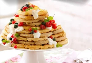 Waffles de pão de ló com frutas.