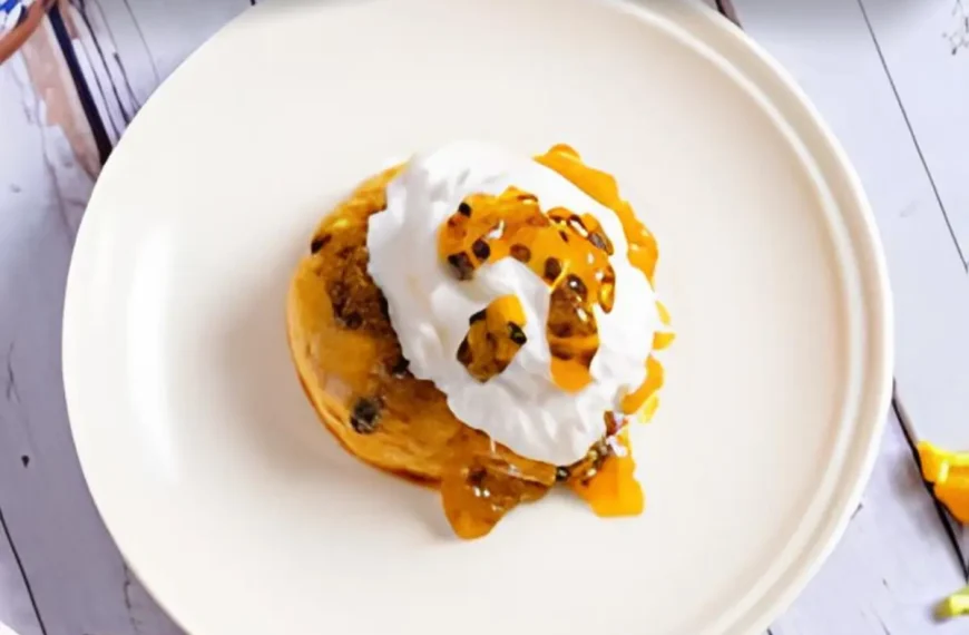 Um prato com waffle de manga e maracujá.