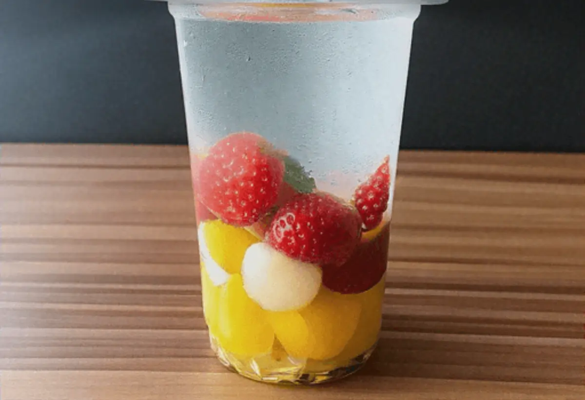Água Detox de Morango com Manjericão