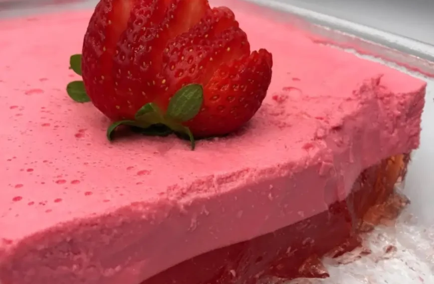 Receita de Gelatina com Cobertura Cremosa