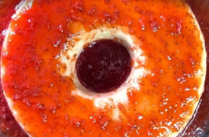 Pudim de Leite Ninho com Calda de Morango