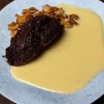 Mousse de Chocolate com Creme Inglês servido em um prato