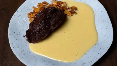 Mousse de Chocolate com Creme Inglês servido em um prato