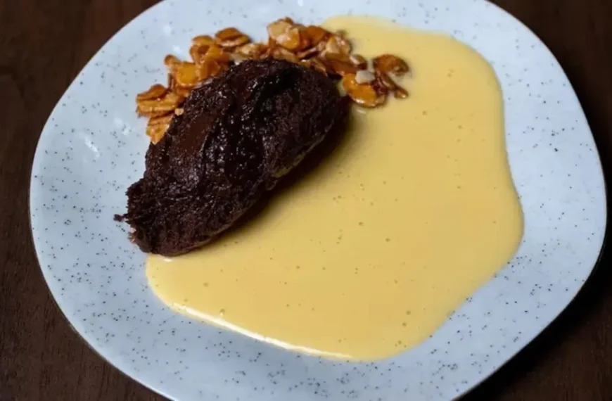Mousse de Chocolate com Creme Inglês servido em um prato