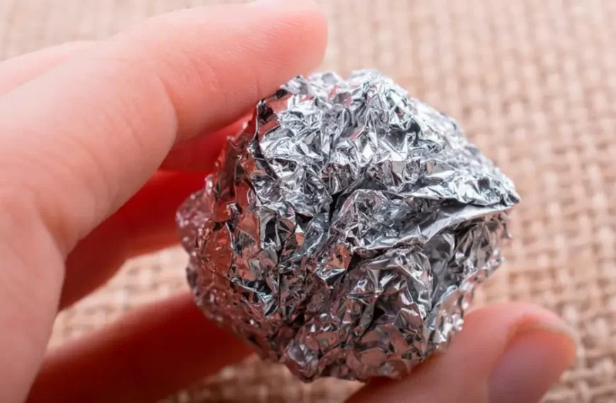 Coloquei bolas de papel alumínio no freezer e o que aconteceu me surpreendeu