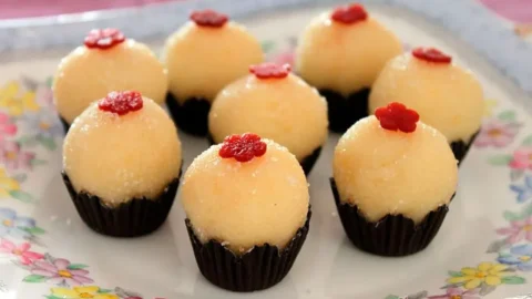 brigadeiros de fubá recheado com goiabada