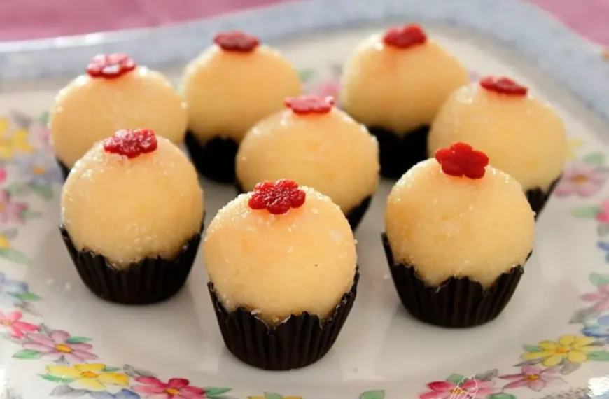 brigadeiros de fubá recheado com goiabada