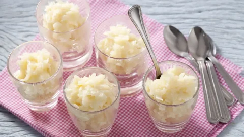 cocada cremosa servida em copinhos transparentes