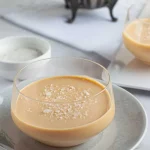 mousse de doce de leite servido com sal em uma taça de sobremesa
