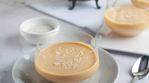 mousse de doce de leite servido com sal em uma taça de sobremesa