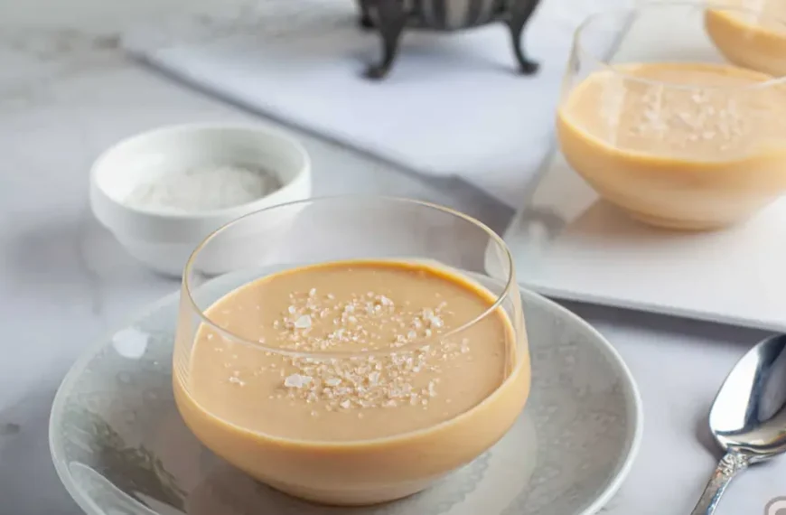 mousse de doce de leite servido com sal em uma taça de sobremesa