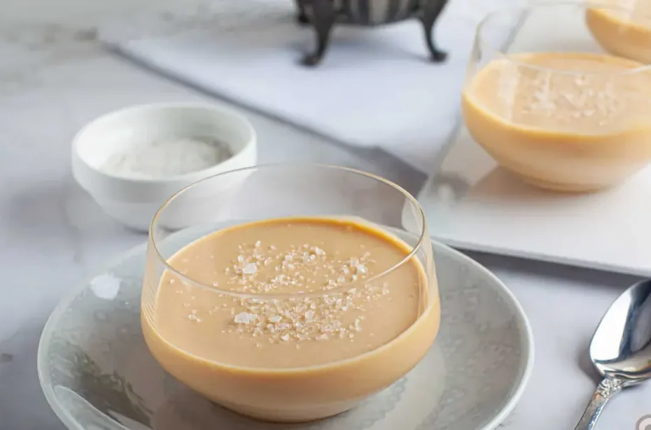 mousse de doce de leite servido com sal em uma taça de sobremesa